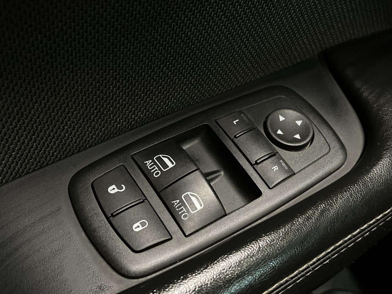 2015 Dodge Challenger SXT | 305HP V6 | HTD SEATS | REMOTE START | NAV Photo