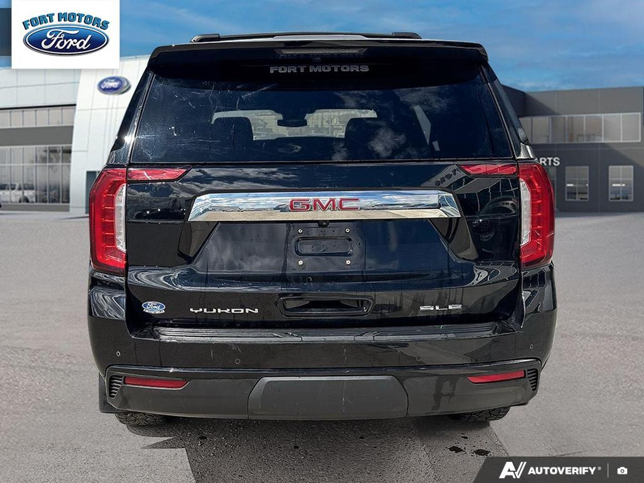 2023 GMC Yukon SLE Photo4