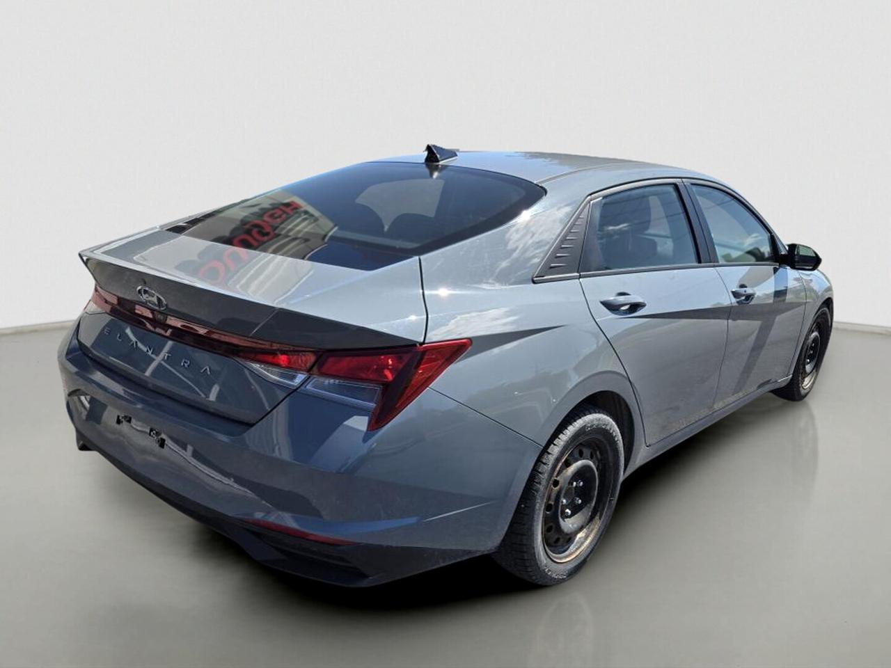 2022 Hyundai Elantra Preferred IVT w/Sun &amp; Tech Package Photo2
