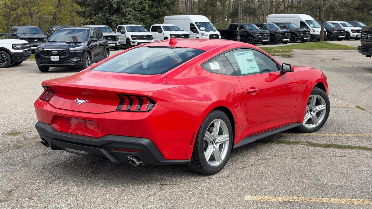 2026 Ford Mustang EcoBoost Premium Fastback Photo4