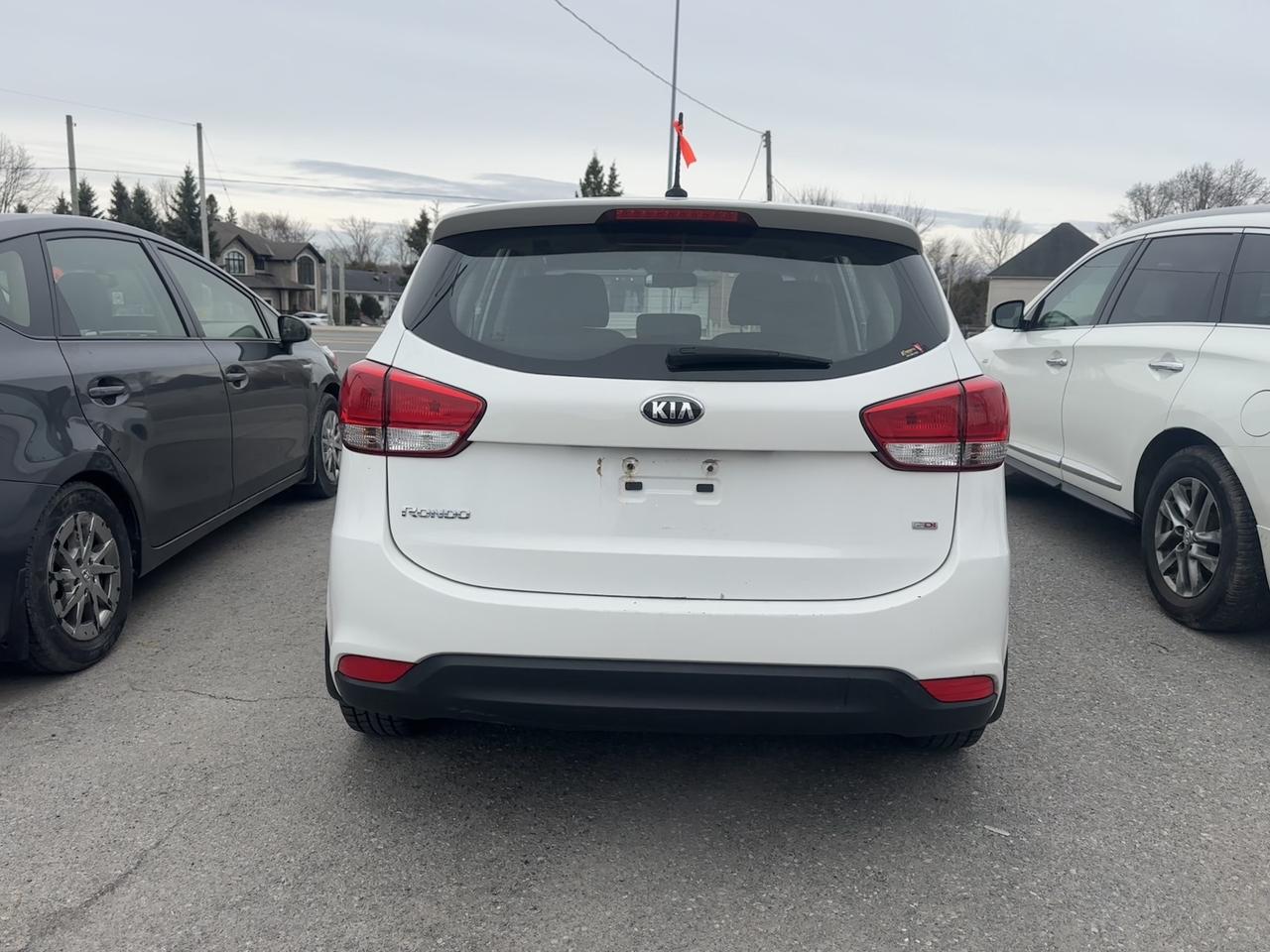 2016 Kia Rondo LX Photo