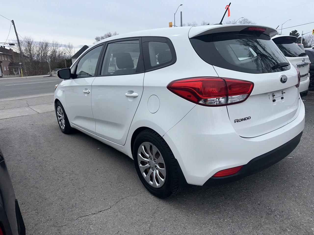 2016 Kia Rondo LX Photo