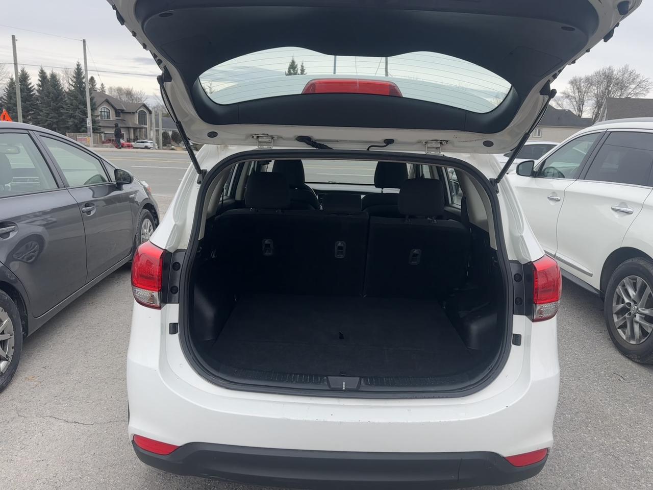 2016 Kia Rondo LX Photo