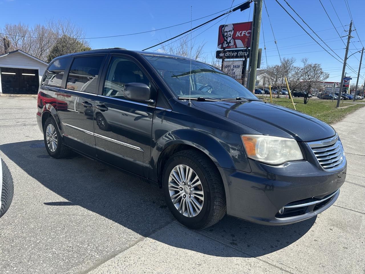 2014 Chrysler Town & Country TOURING Photo