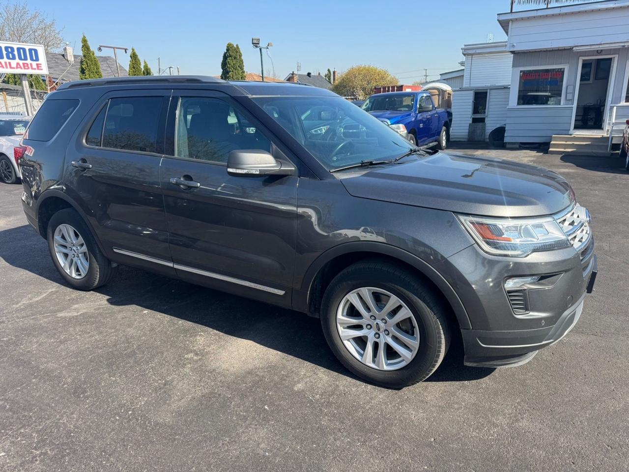 2019 Ford Explorer XLT Photo2