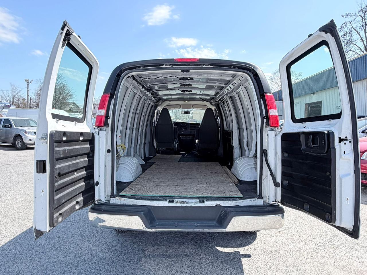 2020 GMC Savana RWD 3500 155" Photo