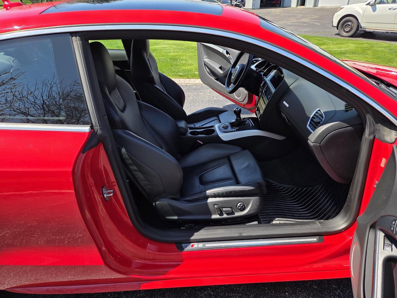2010 Audi S5 2dr CAudi S5 2dr Coupe Manual. ONLY 153K, LOADED! Photo