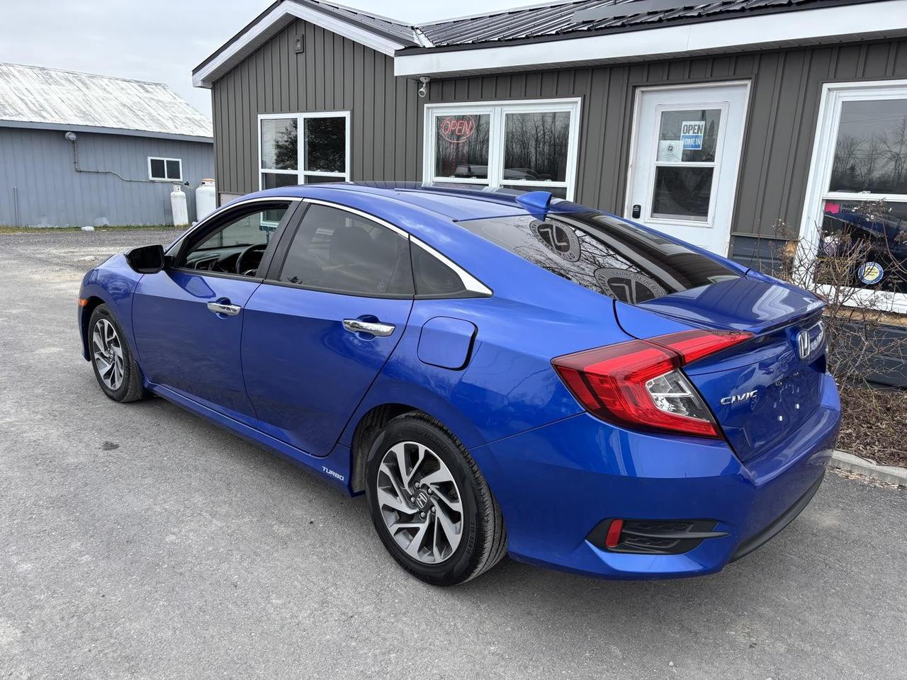 2018 Honda Civic Touring (CVT) 4dr Sedan Photo2