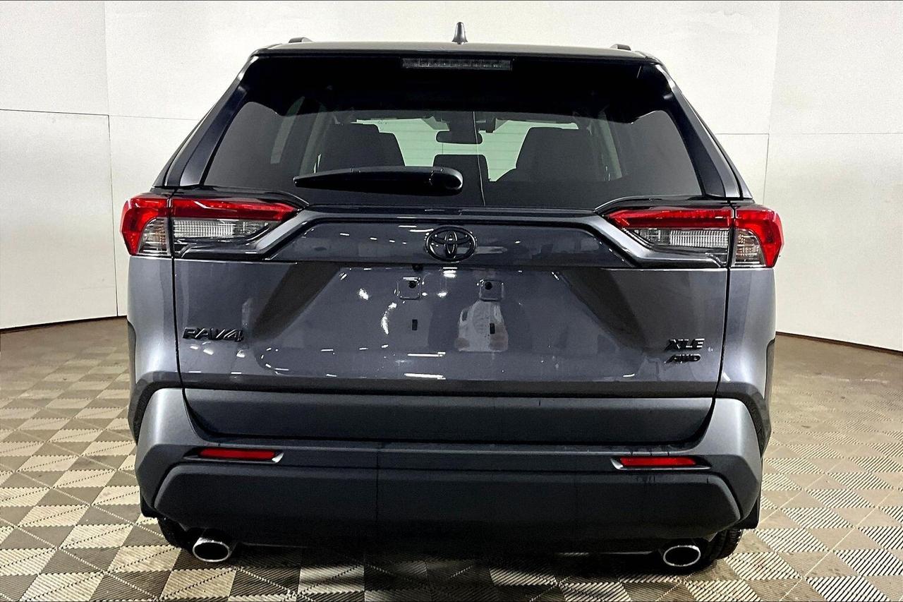 2024 Toyota RAV4 XLE AWD Photo3
