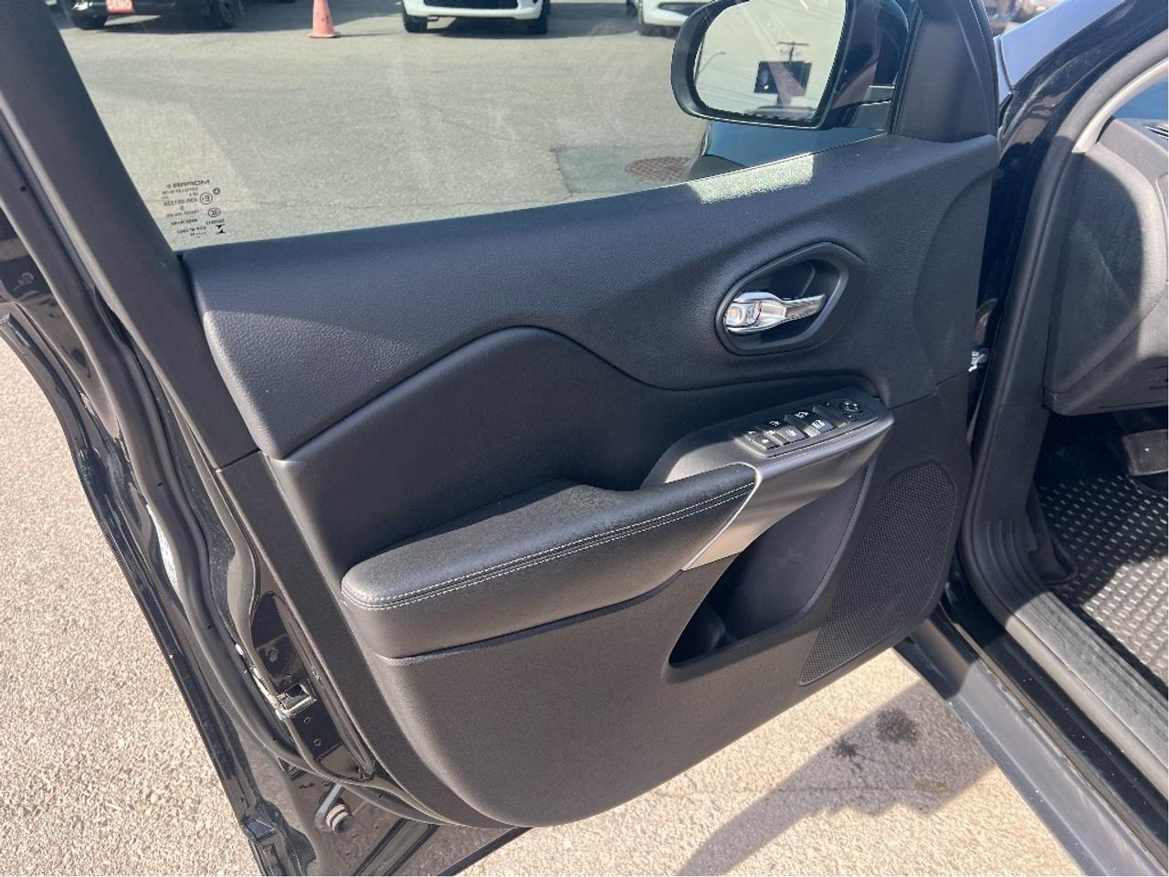 2019 Jeep Cherokee North 4x4 V6 *CLEAN CARFAX *ONE OWNER *CERTIFIED Photo