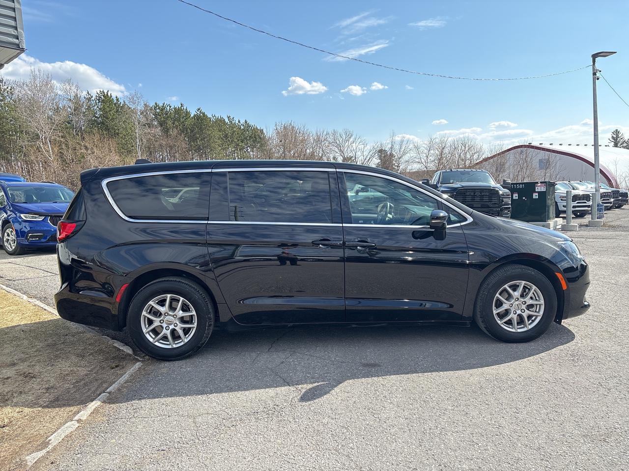 2025 Chrysler Grand Caravan SXT Photo