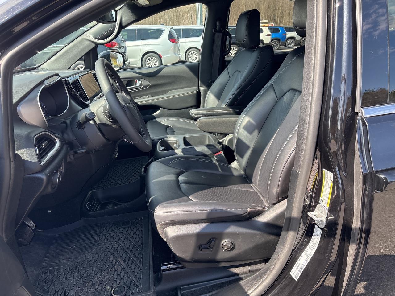 2025 Chrysler Grand Caravan SXT Photo