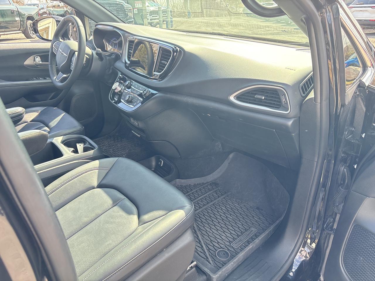 2025 Chrysler Grand Caravan SXT Photo