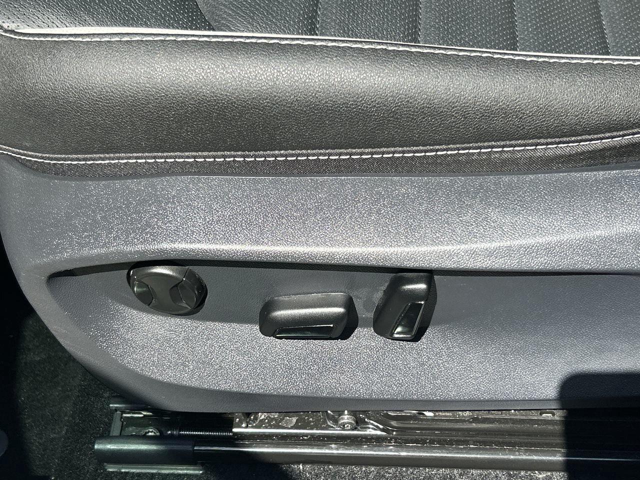 2025 Volkswagen Taos Highline 4MOTION Alloy Wheels  Leather  Sunroof  R Photo