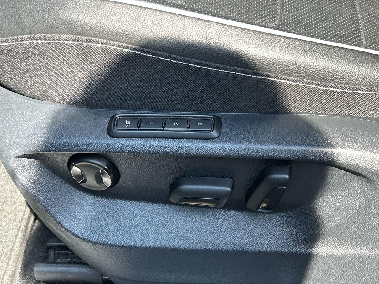 2023 Volkswagen Tiguan Highline 2.0T 8sp at w/Tip 4M Leather  Alloy Wheel Photo