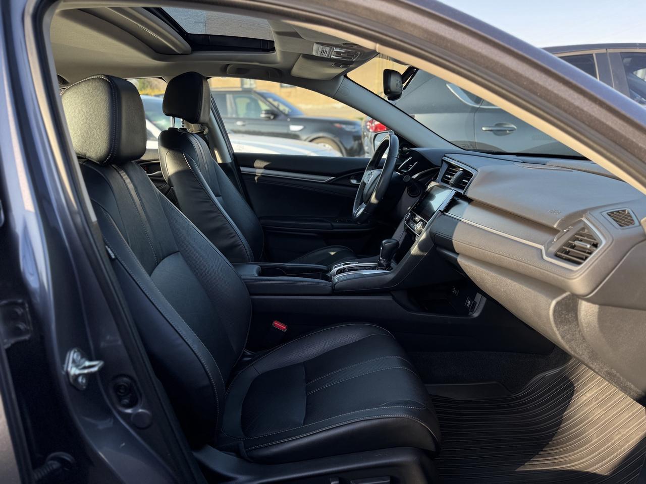 2018 Honda Civic Sedan Touring   ONLY 65256 KMS! Photo