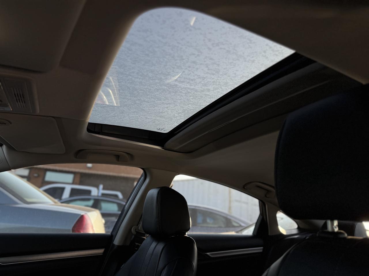 2018 Honda Civic Sedan Touring   ONLY 65256 KMS! Photo