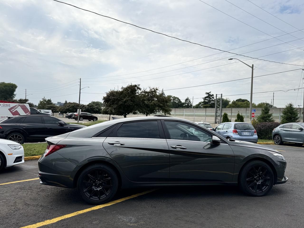 2023 Hyundai Elantra Luxury   CLEAN CARFAX! Photo