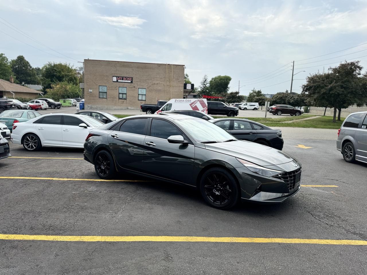 2023 Hyundai Elantra Luxury   CLEAN CARFAX! Photo3