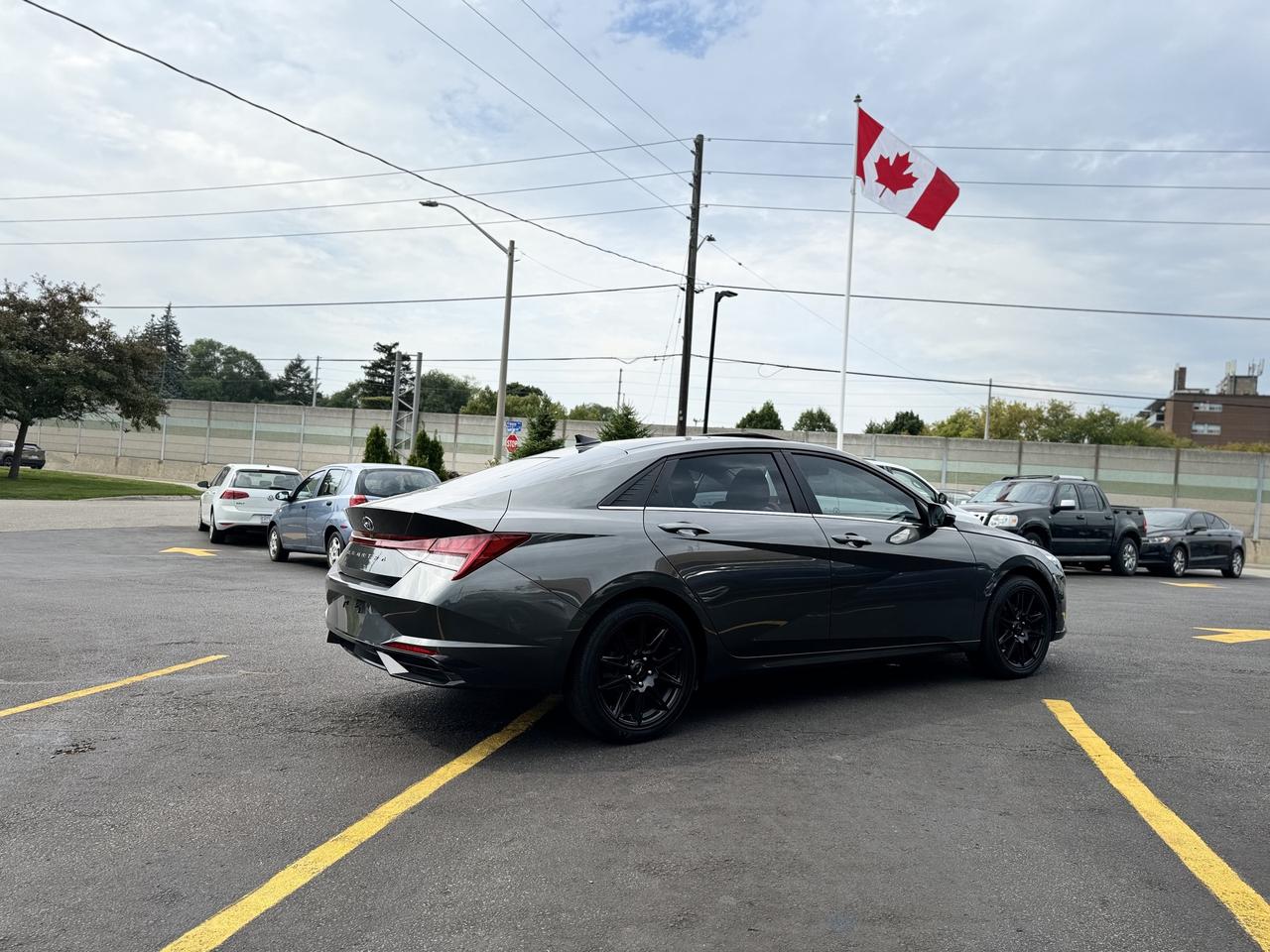 2023 Hyundai Elantra Luxury   CLEAN CARFAX! Photo