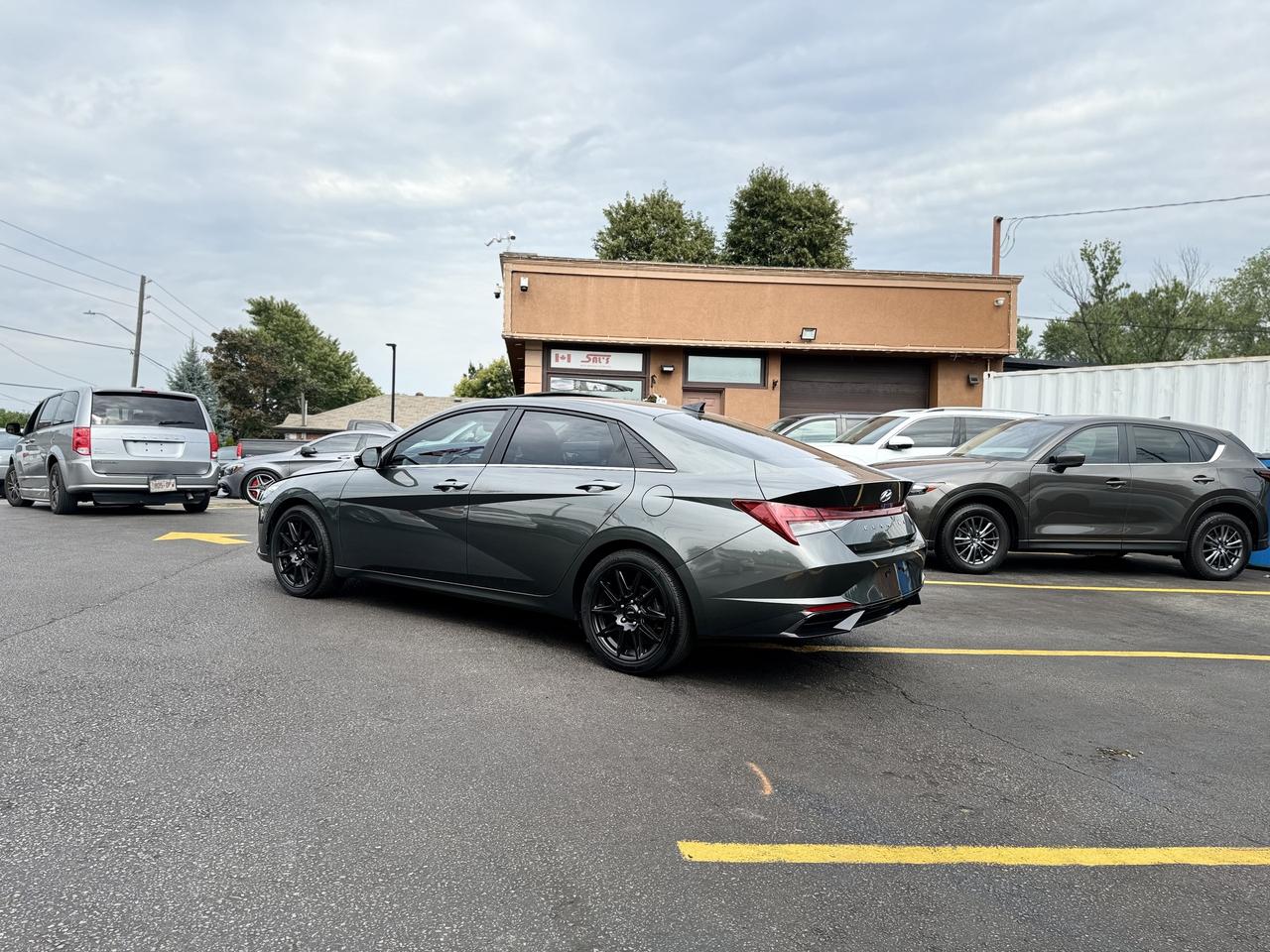 2023 Hyundai Elantra Luxury   CLEAN CARFAX! Photo