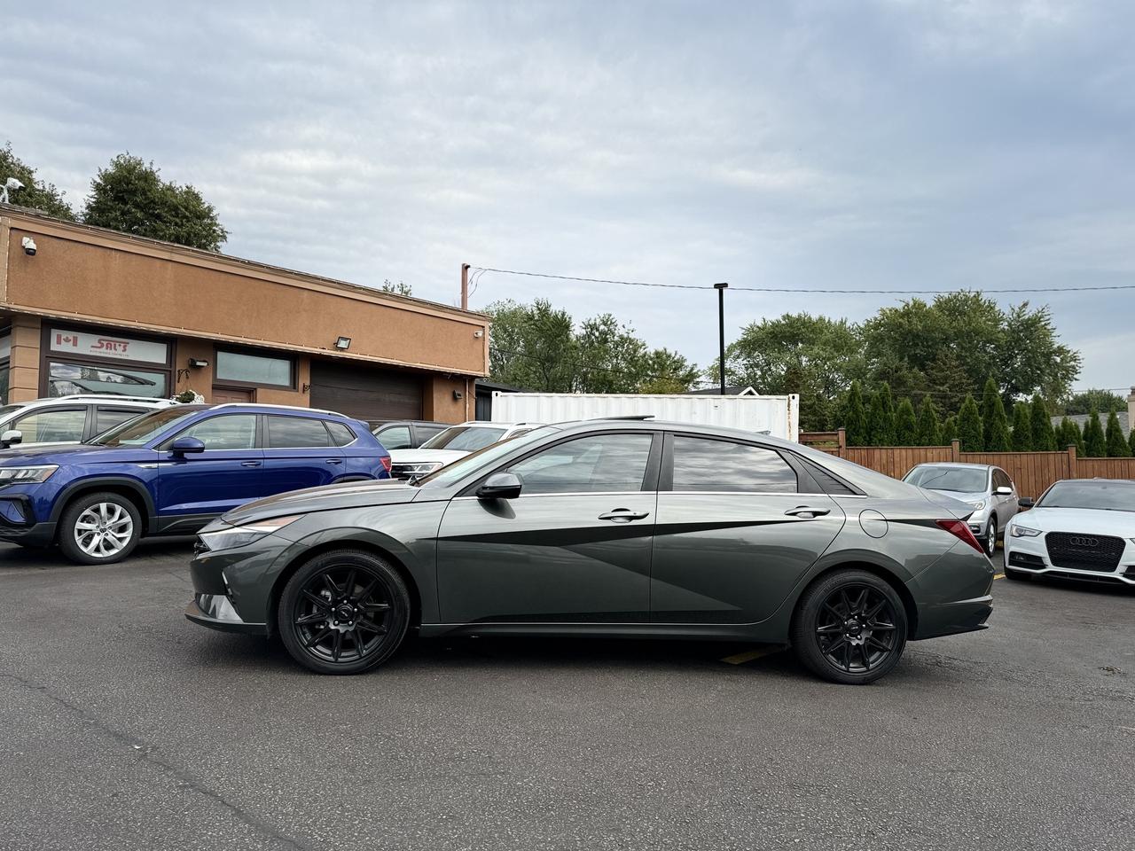 2023 Hyundai Elantra Luxury   CLEAN CARFAX! Photo