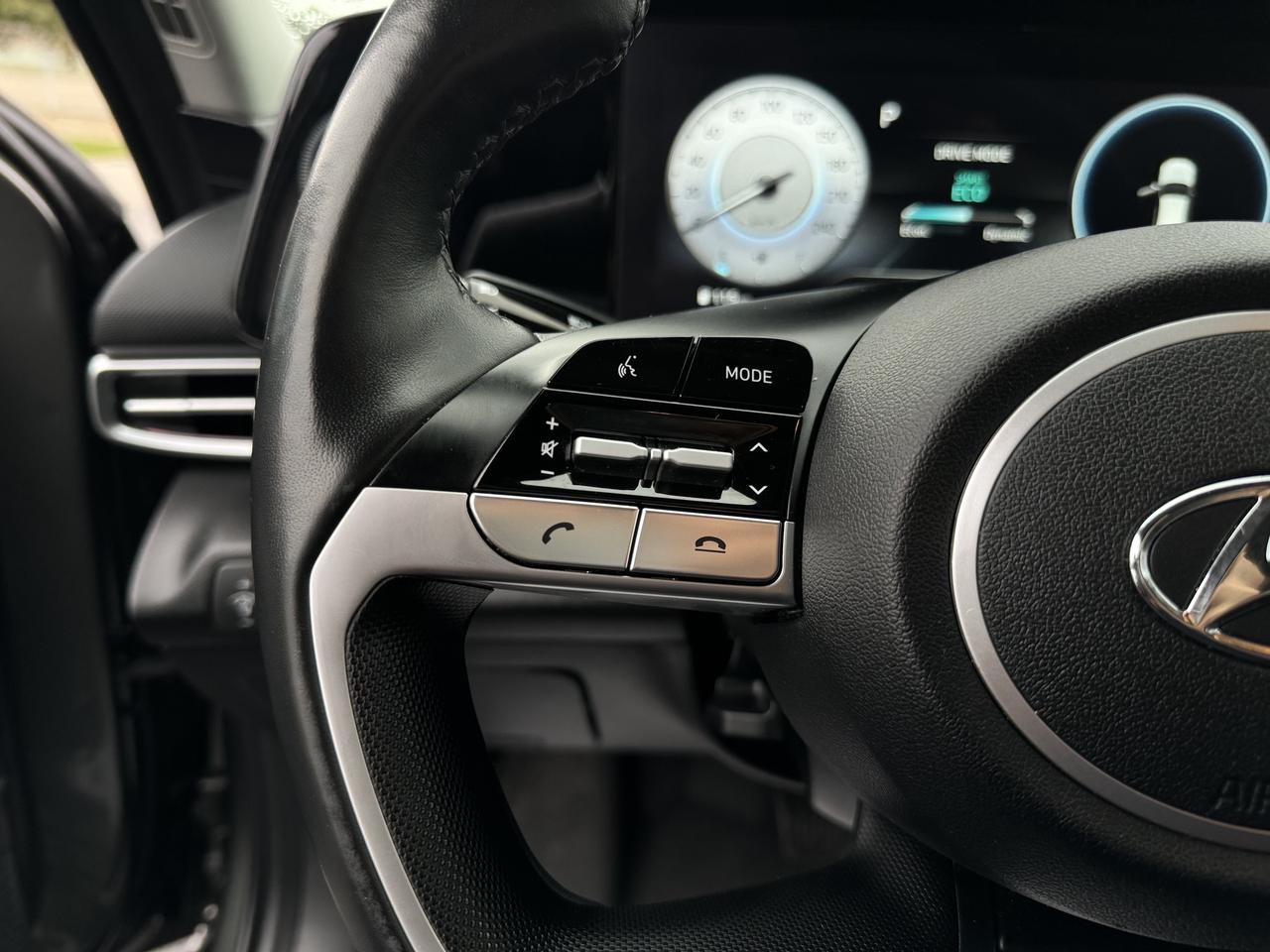 2023 Hyundai Elantra Luxury   CLEAN CARFAX! Photo