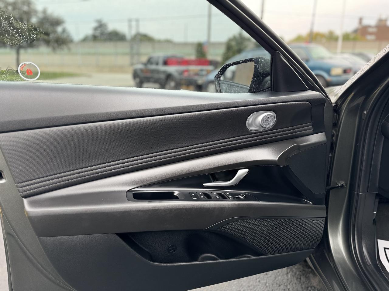 2023 Hyundai Elantra Luxury   CLEAN CARFAX! Photo