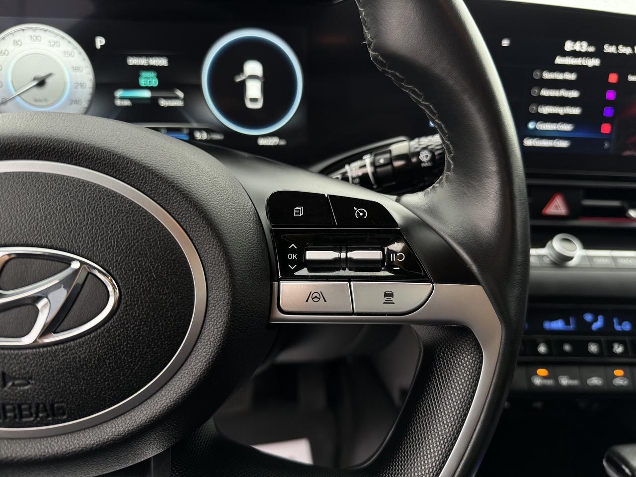 2023 Hyundai Elantra Luxury   CLEAN CARFAX! Photo