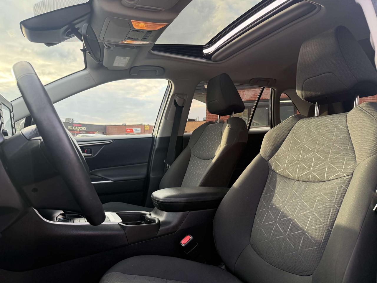 2021 Toyota RAV4 No Accidents l XLE l AWD l 2.5L l 4Cyl l Auto Photo