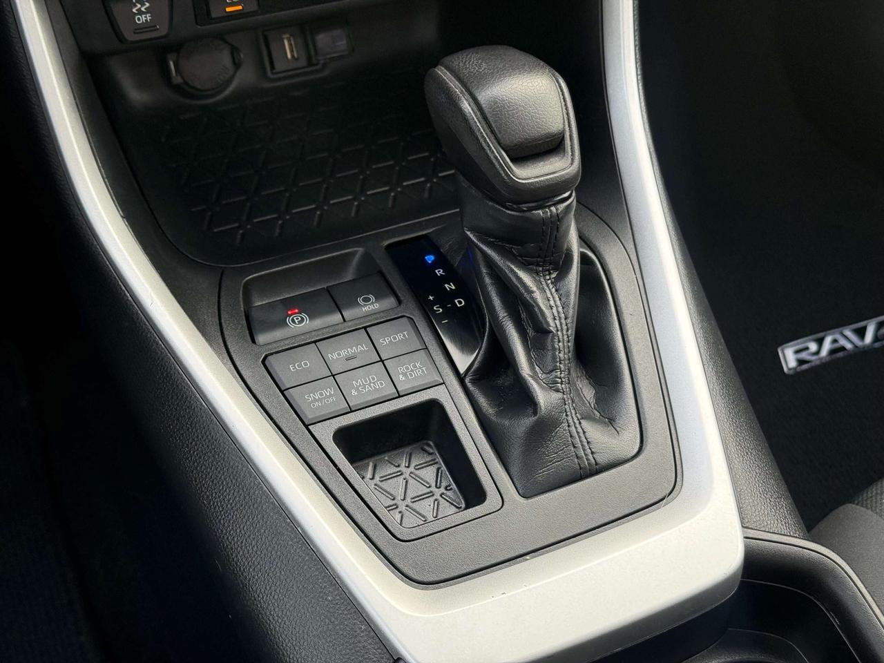 2021 Toyota RAV4 No Accidents l XLE l AWD l 2.5L l 4Cyl l Auto Photo