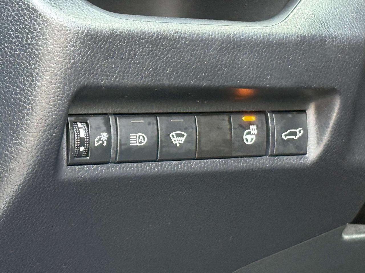 2021 Toyota RAV4 No Accidents l XLE l AWD l 2.5L l 4Cyl l Auto Photo