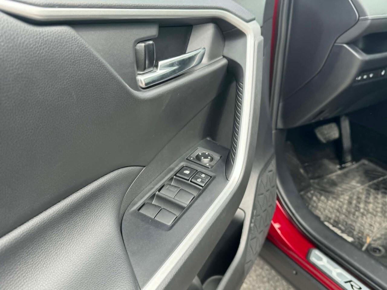 2020 Toyota RAV4 HYBRID XLE   LOW KMS   HEATED SEATS & STEERING WHE Photo
