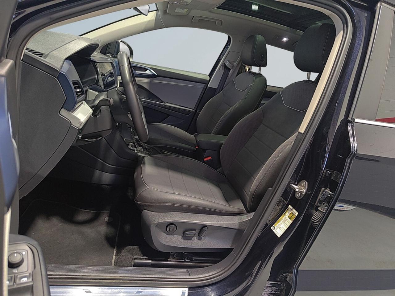 2024 Volkswagen Taos Comfortline / Clean Carfax / Sunroof / Heated Seat Photo