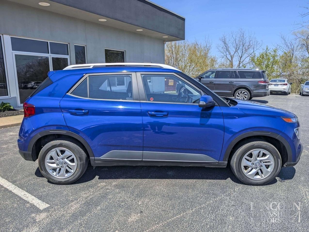 2022 Hyundai Venue Preferred- CLEAN CARFAX, RMT START, LOW KM & MORE! Photo