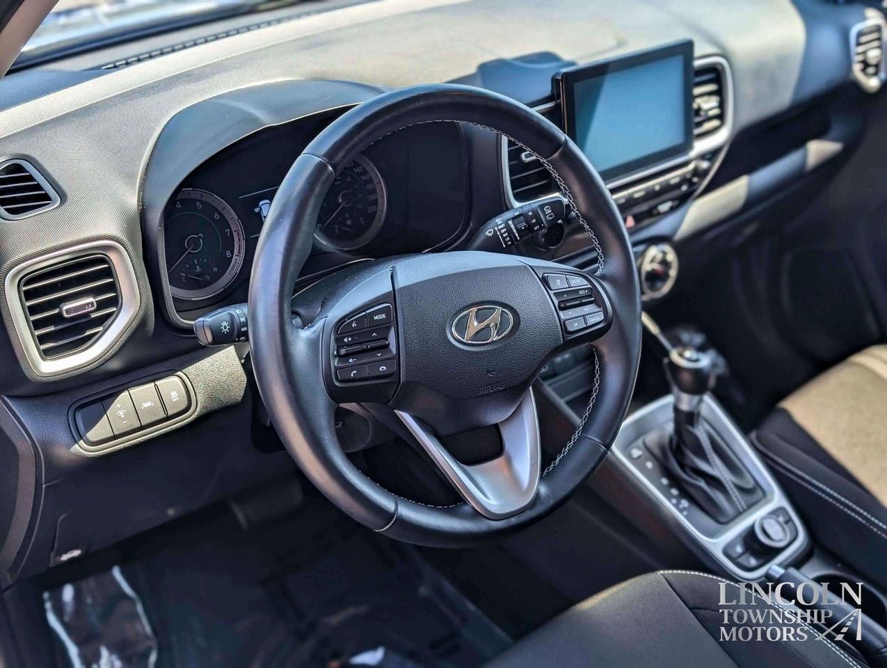 2022 Hyundai Venue Preferred- CLEAN CARFAX, RMT START, LOW KM & MORE! Photo