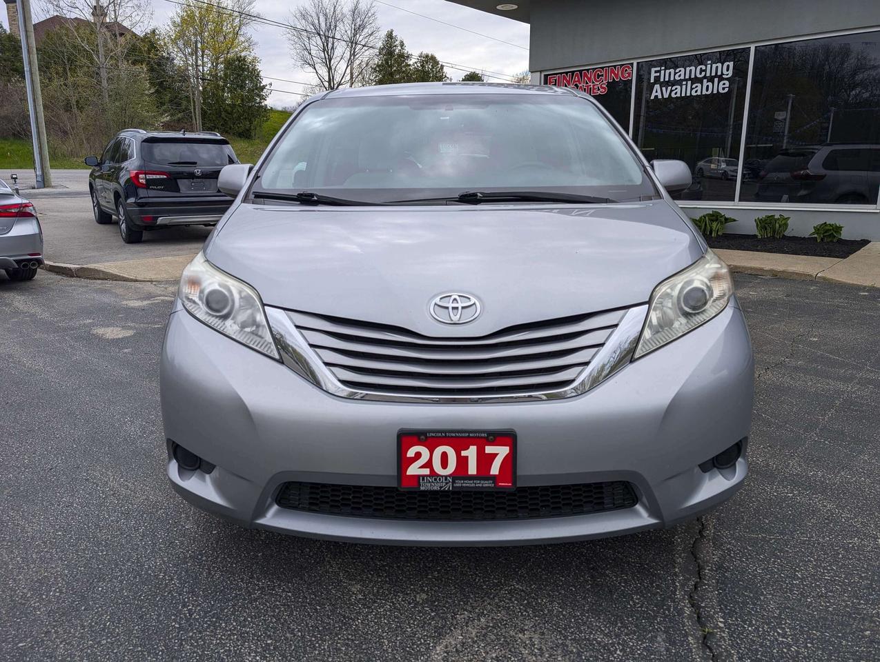 2017 Toyota Sienna 7 PASSENGER Photo2