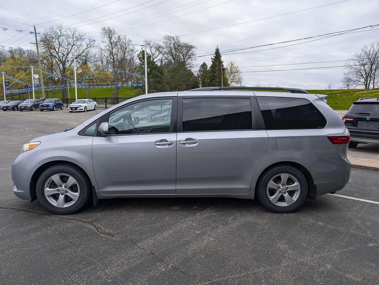 2017 Toyota Sienna 7 PASSENGER Photo