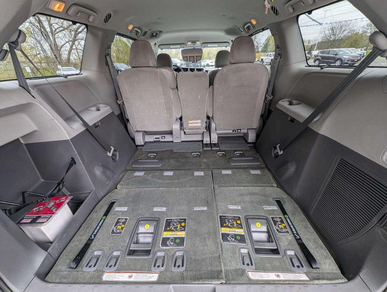 2017 Toyota Sienna 7 PASSENGER Photo