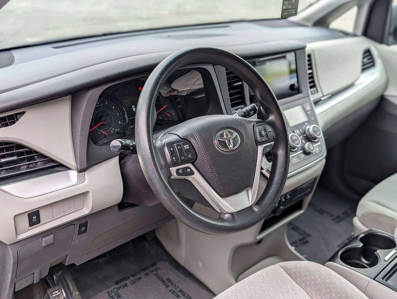 2017 Toyota Sienna 7 PASSENGER Photo