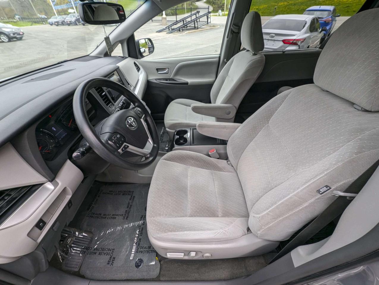2017 Toyota Sienna 7 PASSENGER Photo