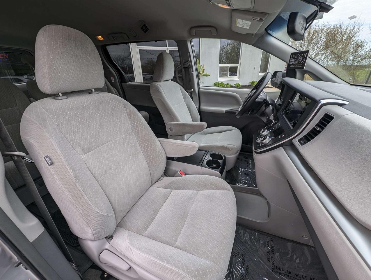 2017 Toyota Sienna 7 PASSENGER Photo