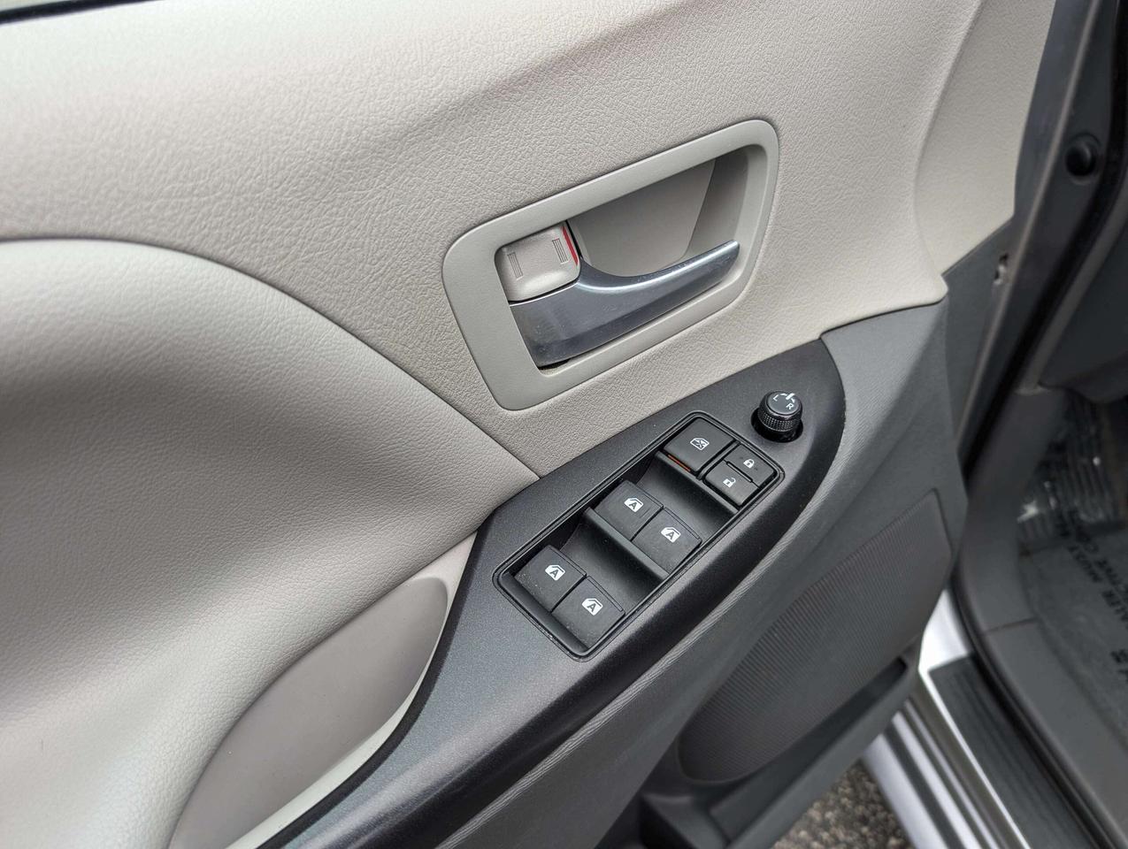 2017 Toyota Sienna 7 PASSENGER Photo