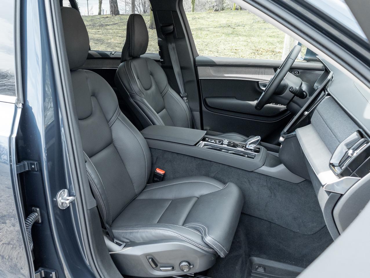 2026 Volvo XC90 B6 AWD ULTRA  LIKE NEW  LOW KM  DENIM BLUE  CPO Photo