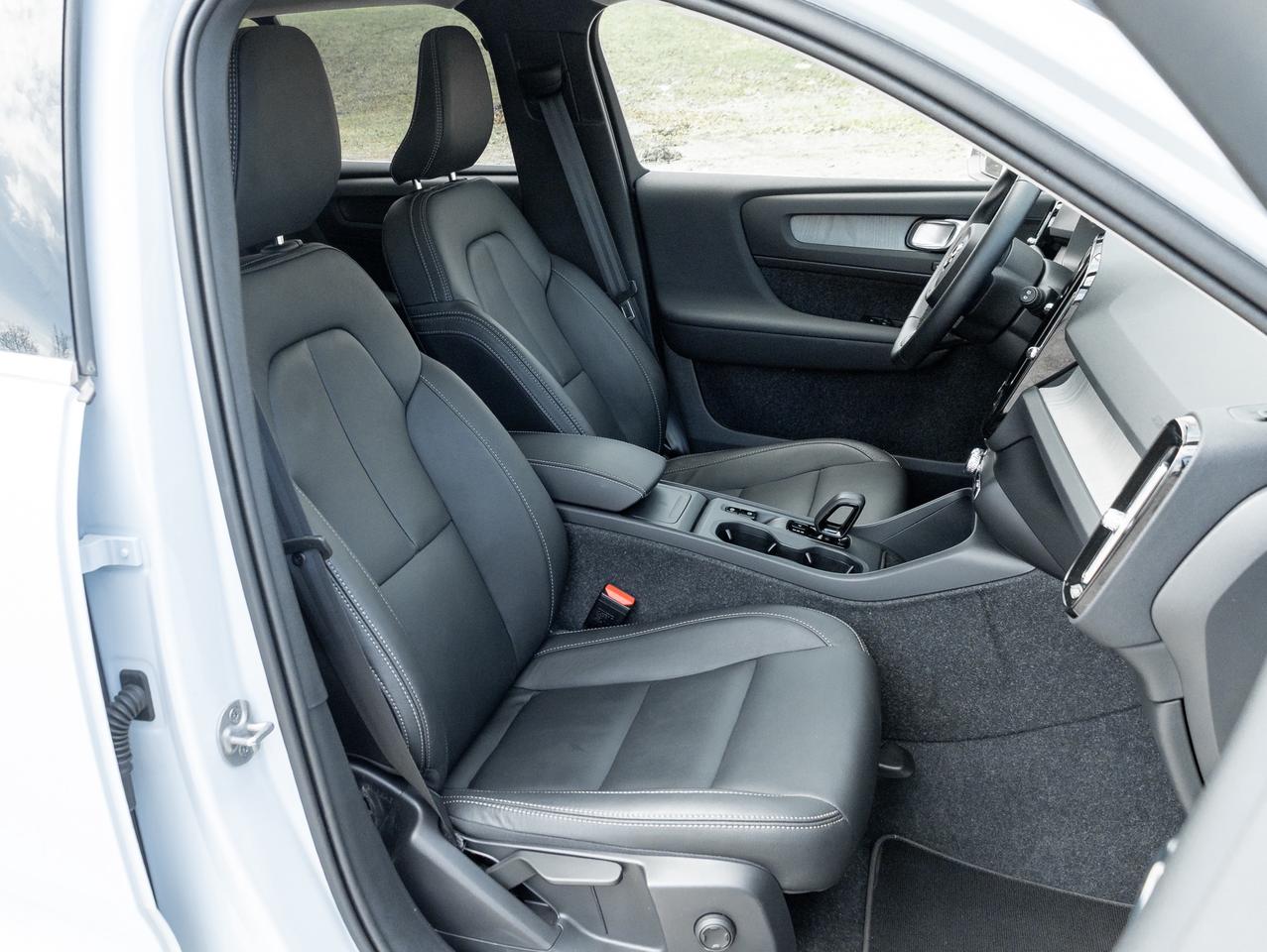 2025 Volvo XC40 B5 AWD  CPO FINANACE RATE 3.49%* UP TO 84 MONTH Photo