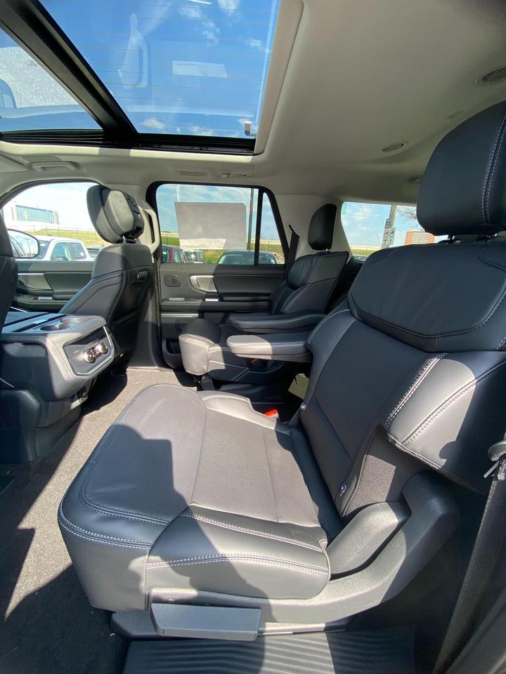 2026 Ford Expedition Max Platinum 4dr 4x4 Photo