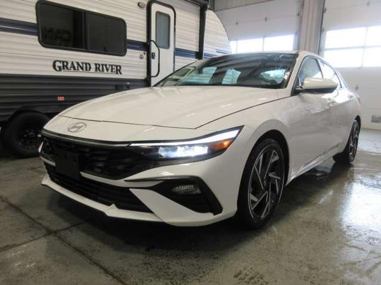 2025 Hyundai Elantra PREFERRED W/TECH, ROOF, NAV, APPLE/ANDROID, 23K! Photo3