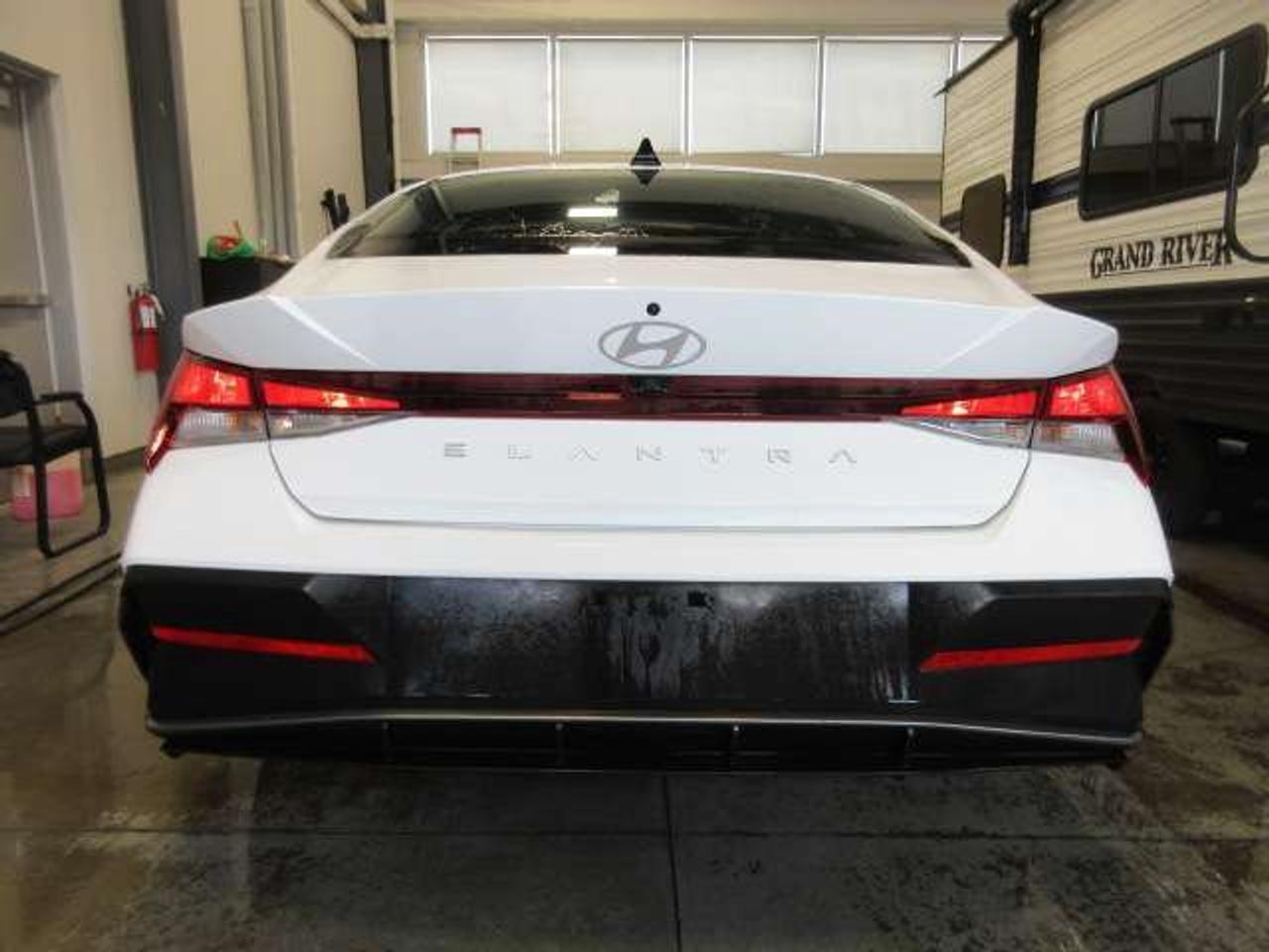 2025 Hyundai Elantra PREFERRED W/TECH, ROOF, NAV, APPLE/ANDROID, 23K! Photo