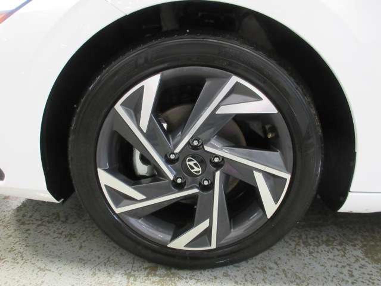 2025 Hyundai Elantra PREFERRED W/TECH, ROOF, NAV, APPLE/ANDROID, 23K! Photo