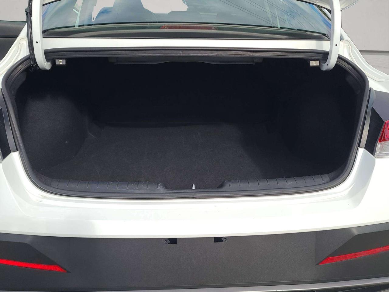 2025 Hyundai Elantra PREFERRED W/TECH, ROOF, NAV, APPLE/ANDROID, 23K! Photo